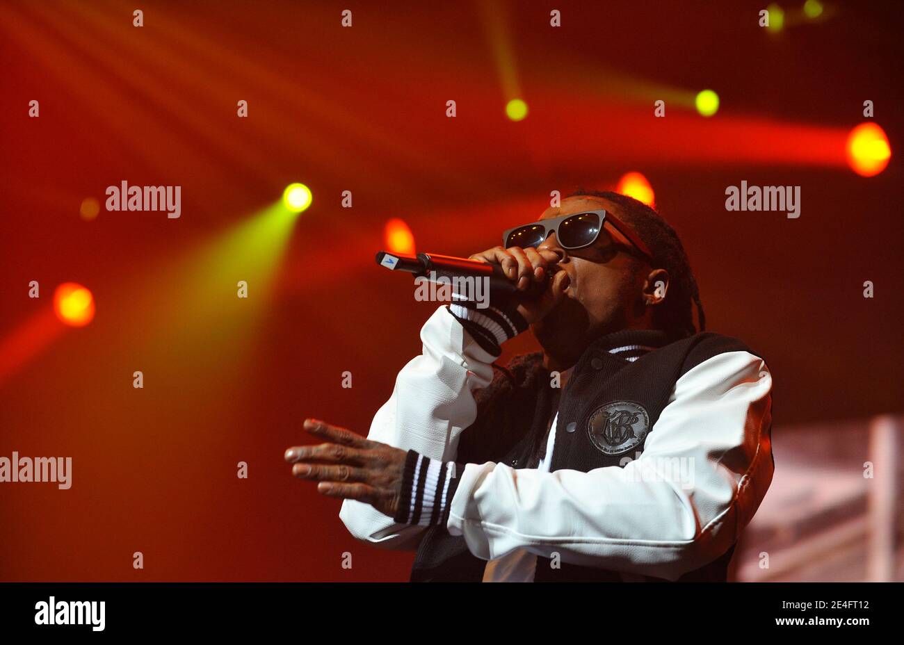LE chanteur AMÉRICAIN Lil Wayne joue en direct sur scène avec son groupe au Zenith, à Paris, en France, le 11 octobre 2009. Photo de Christophe Guibbbaud/ABACAPRESS.COM Banque D'Images