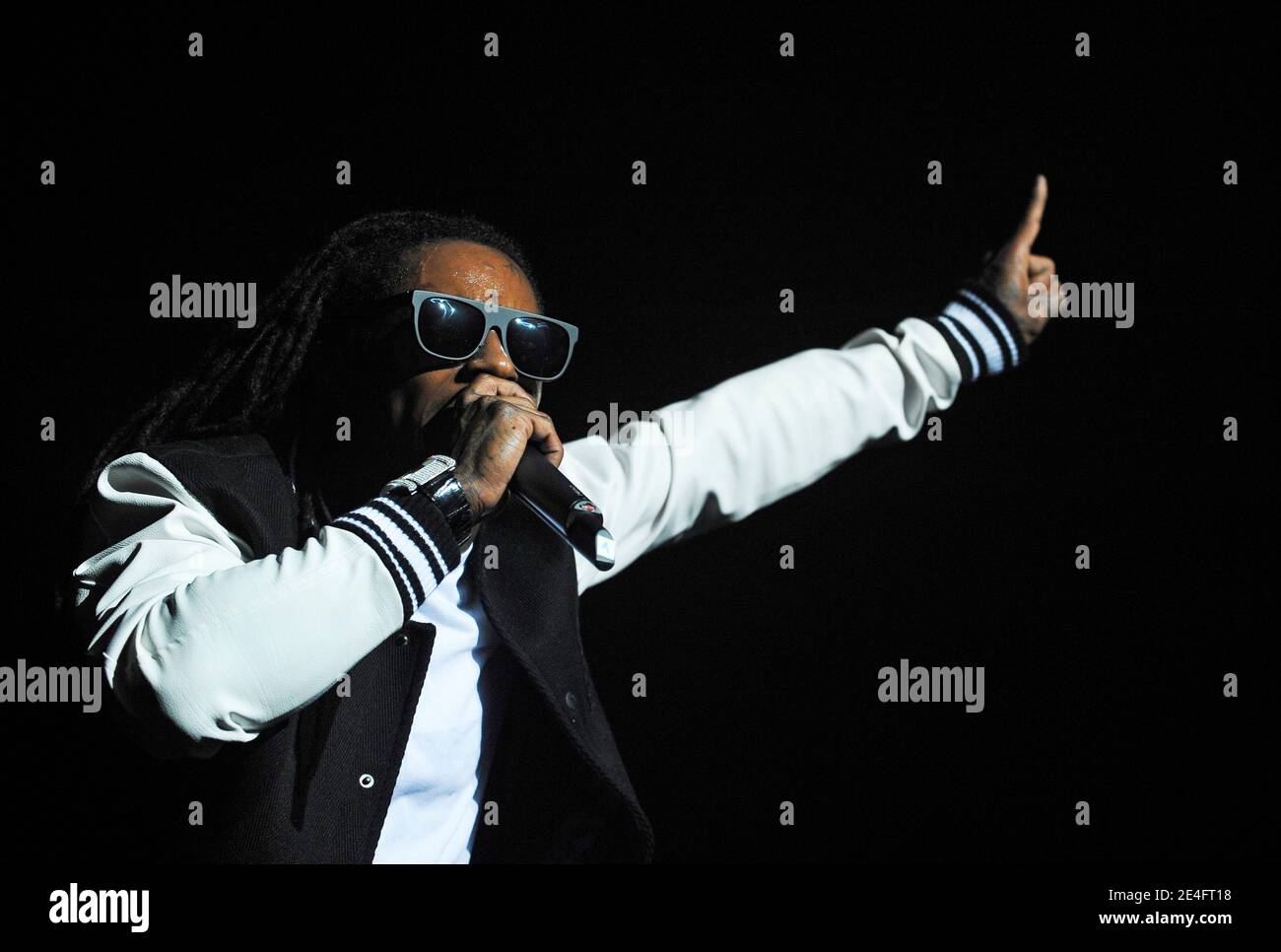 LE chanteur AMÉRICAIN Lil Wayne joue en direct sur scène avec son groupe au Zenith, à Paris, en France, le 11 octobre 2009. Photo de Christophe Guibbbaud/ABACAPRESS.COM Banque D'Images