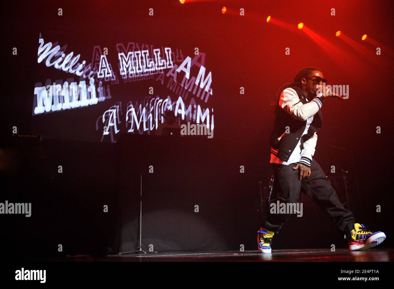 LE chanteur AMÉRICAIN Lil Wayne joue en direct sur scène avec son groupe au Zenith, à Paris, en France, le 11 octobre 2009. Photo de Christophe Guibbbaud/ABACAPRESS.COM Banque D'Images