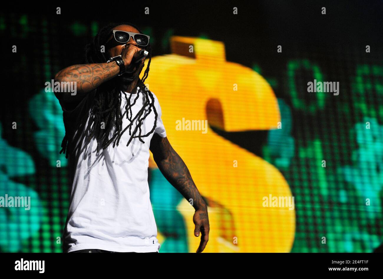 LE chanteur AMÉRICAIN Lil Wayne joue en direct sur scène avec son groupe au Zenith, à Paris, en France, le 11 octobre 2009. Photo de Christophe Guibbbaud/ABACAPRESS.COM Banque D'Images