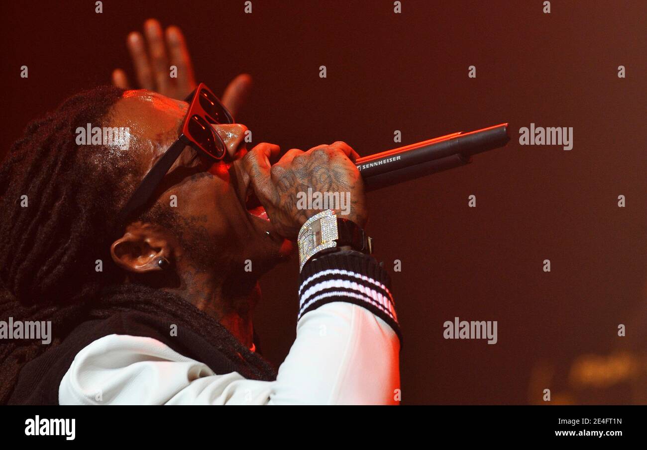 LE chanteur AMÉRICAIN Lil Wayne joue en direct sur scène avec son groupe au Zenith, à Paris, en France, le 11 octobre 2009. Photo de Christophe Guibbbaud/ABACAPRESS.COM Banque D'Images