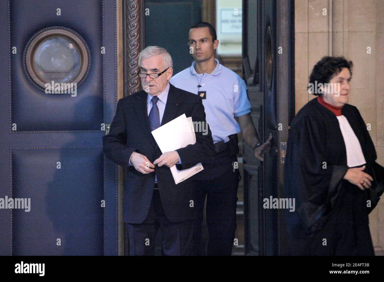 L'ancien chef de l'agence française d'information générale (RG) Yves Bertrand arrive au Palais de justice de Paris le 12 octobre 2009, au cours du 14ème jour du procès "Clearstream affaire", en France. L'ancien Premier ministre français et ministre des Affaires étrangères Dominique de Villepin est suspecté d'avoir orchestré en 2004 une fuite sur une liste de détenteurs de comptes falsifiés à la banque Clearstream, qui comprenait le nom du président français Nicolas Sarkozy. Deux cadres de la société européenne de défense (EADS), l'ancien vice-président Jean-Louis Gergorin et le directeur de recherche Imad Lahoud, sont également en charge avec le journaliste Denis Robert Banque D'Images