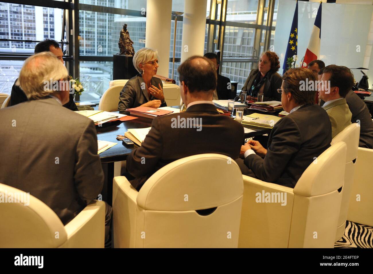 (De gauche à droite) la ministre française de l'Economie, des Finances et de l'emploi Christine Lagarde,æherædirector de l'adjoint du cabinet Jacques le Pape, son conseiller Isabelle Deleu,æherædirector du cabinet assistantæYohann Bernard, les avivors Jeremie Dutray, François-Gilles Egretier, le chef du cabinet Alexandre de Juniac et le conseiller Frédéric Gonandæduring une réunion au ministère à Paris, France le 30 septembre 2009. Photo par Elodie Gregoire/ABACAPRESS.COM Banque D'Images