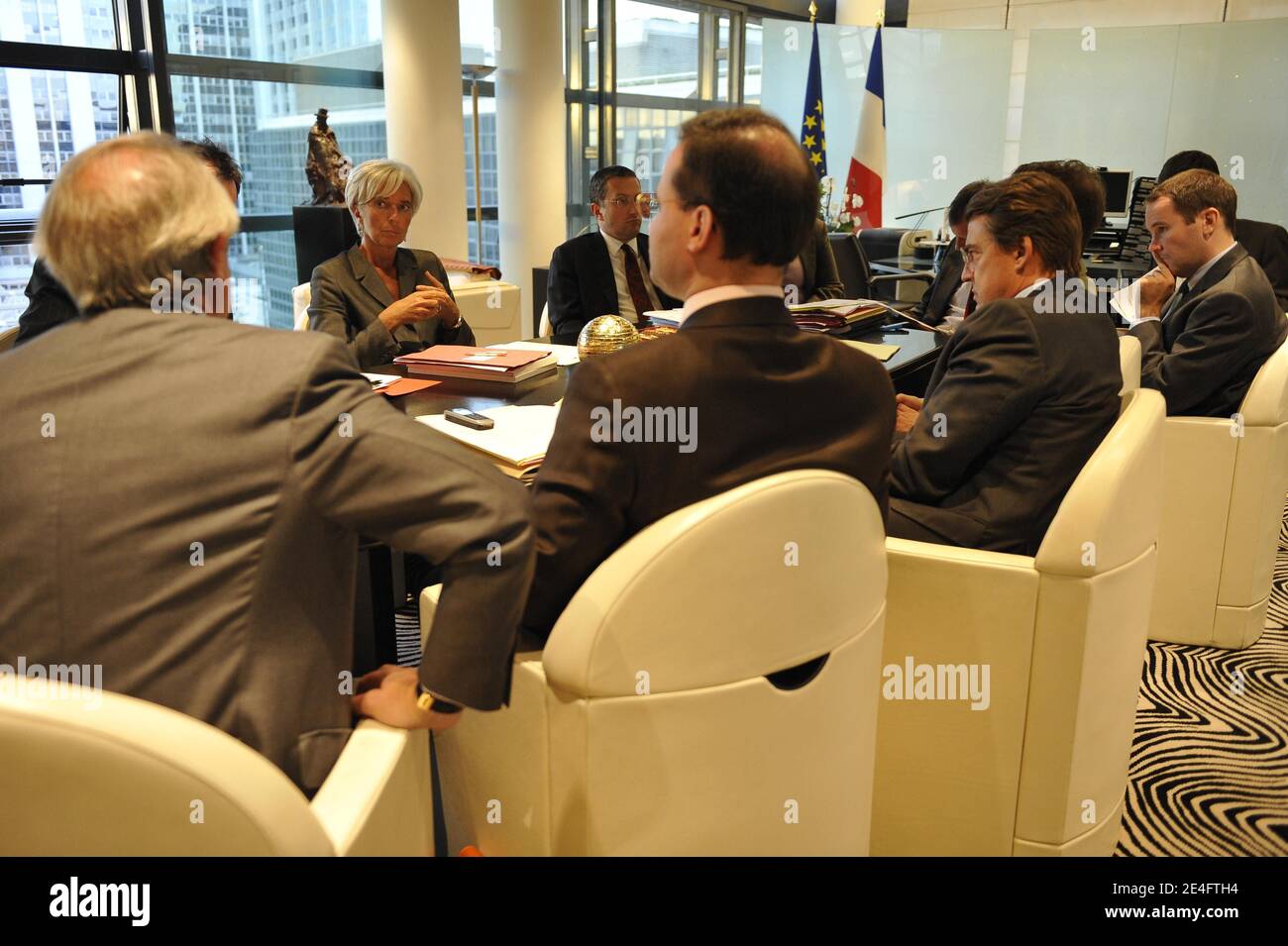 (De gauche à droite) la ministre française de l'Economie, des Finances et de l'emploi Christine Lagarde,æherædirector de l'adjoint du cabinet Jacques le Pape, son conseiller Isabelle Deleu,æherædirector du cabinet assistantæYohann Bernard, les avivors Jeremie Dutray, François-Gilles Egretier, le chef du cabinet Alexandre de Juniac et le conseiller Frédéric Gonandæduring une réunion au ministère à Paris, France le 30 septembre 2009. Photo par Elodie Gregoire/ABACAPRESS.COM Banque D'Images