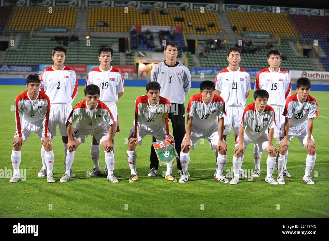 Équipe de Corée du Nord (première rangée L-R) Ji Yun Nam, Pak Nam Chol, capitaine Nam Song-chol, Choe Kum Chol, Mun in Guk et RI Kwang Hyok (deuxième rangée L-R) Cha Jong Hyok, an Chol Hyok, gardien de but RI Myong Guk, Pak Nam Chol et Kim Yong Jun lors d'un match de football amical, Congo contre Corée du Nord au Mans, France, le 13 octobre 2009. La Corée du Nord s'est qualifiée pour la coupe du monde 2010. Photo de Nicolas Gouhier/Cameleon/ABACAPRESS.COM Banque D'Images