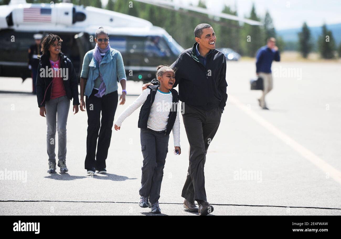 LE président AMÉRICAIN Barack Obama, la première dame Michelle Obama et leurs filles Sasha et Malia font leur chemin à bord de l'Air Force One le 15 août 2009 à l'aéroport de West Yellowstone à West Yellowstone, Montana, États-Unis le 15 août 2009. Photo par Olivier Douliery/ABACAPRESS.COM Banque D'Images