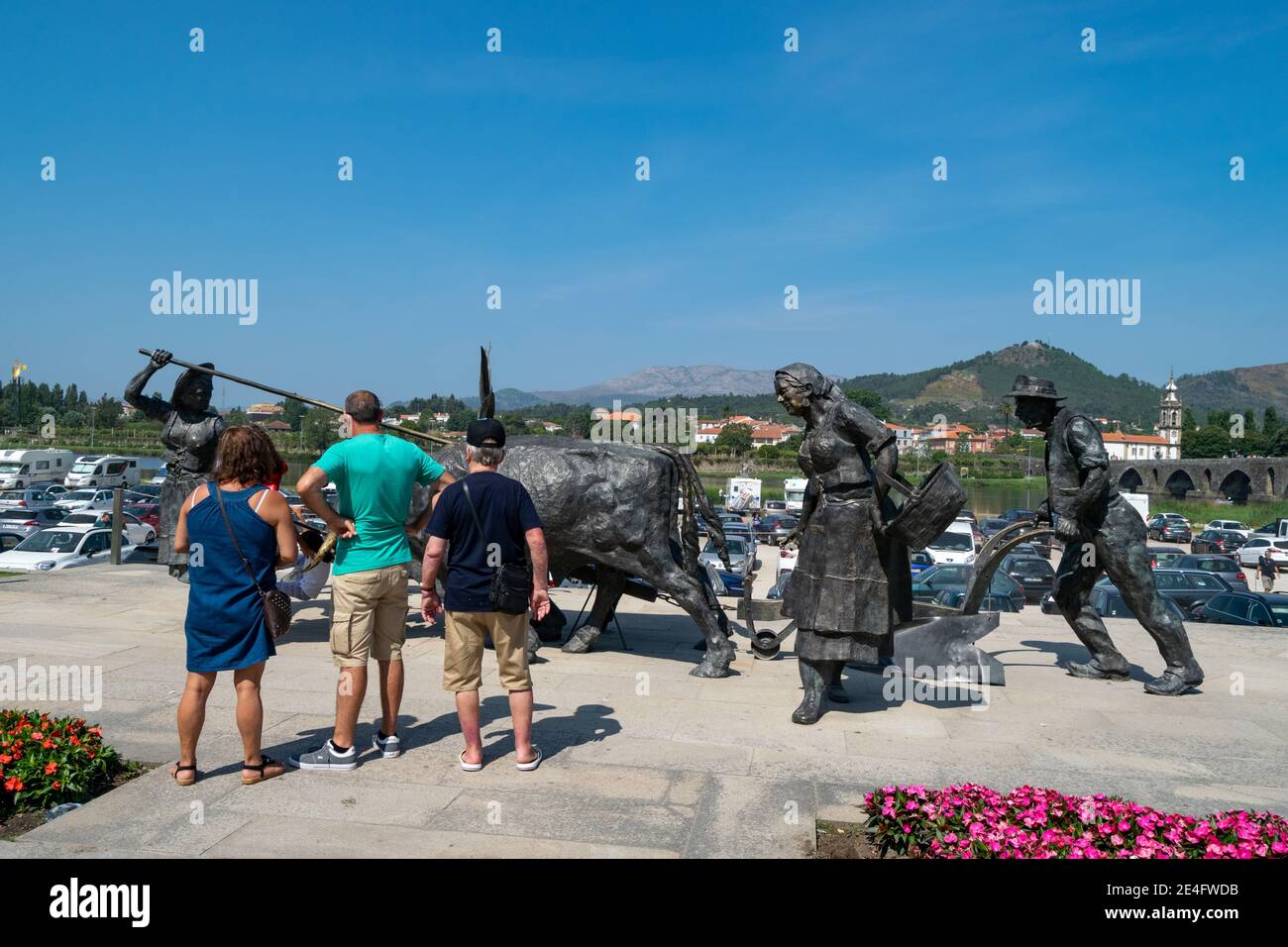 Touristes à Ponte de Lima à la recherche d'un mémorial local aux agriculteurs, sculptures en métal au Portugal Banque D'Images