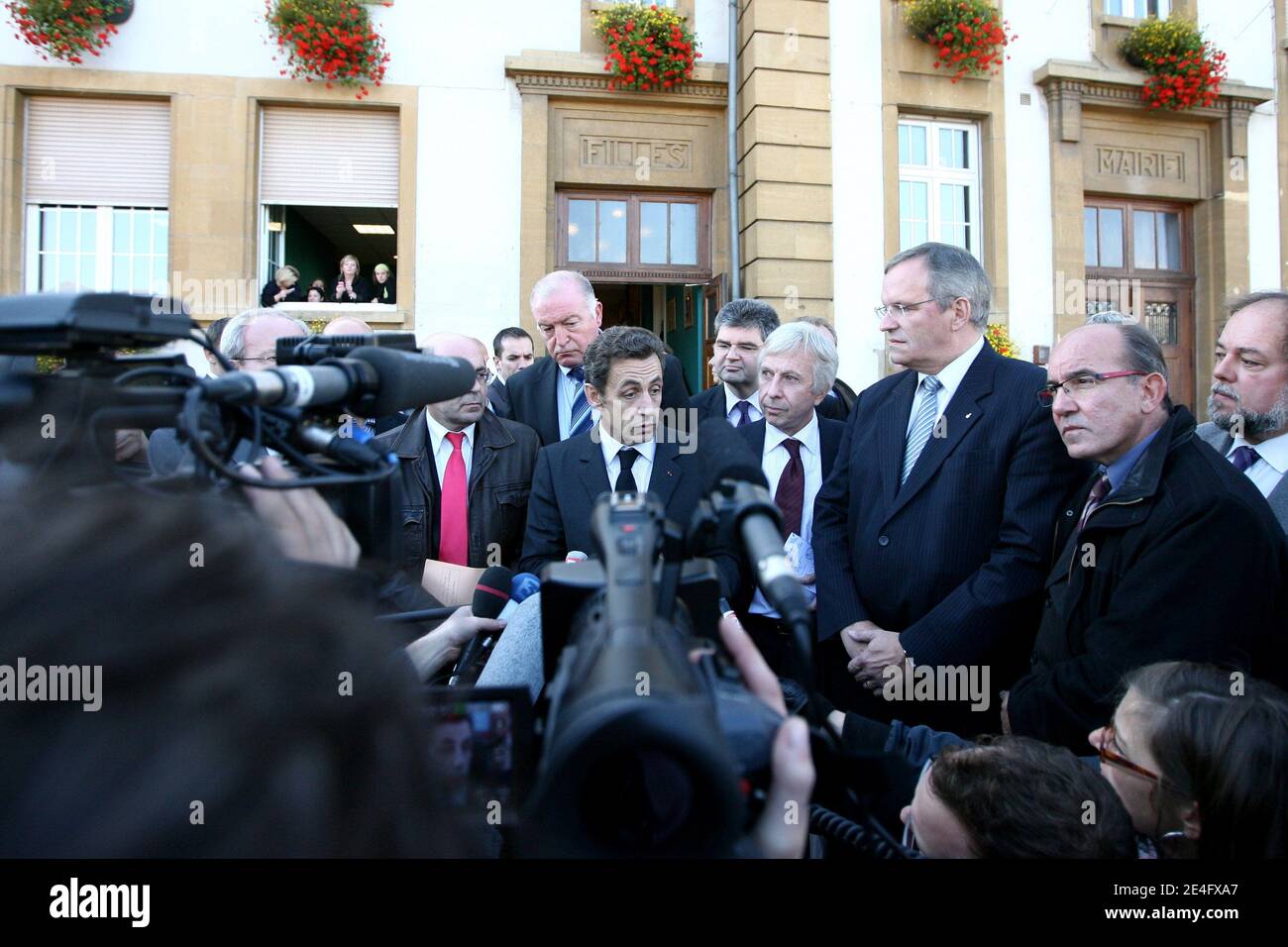 Le président français Nicolas Sarkozy s'entretient avec les journalistes après une rencontre avec des représentants syndicaux de l'usine sidérurgique de Gandrange Arcelor-Mittal et des représentants élus à l'hôtel de ville de Gandrange, en France, le 15 octobre 2009. Photo de Mathieu Cugnot/ABACAPRESS.COM Banque D'Images