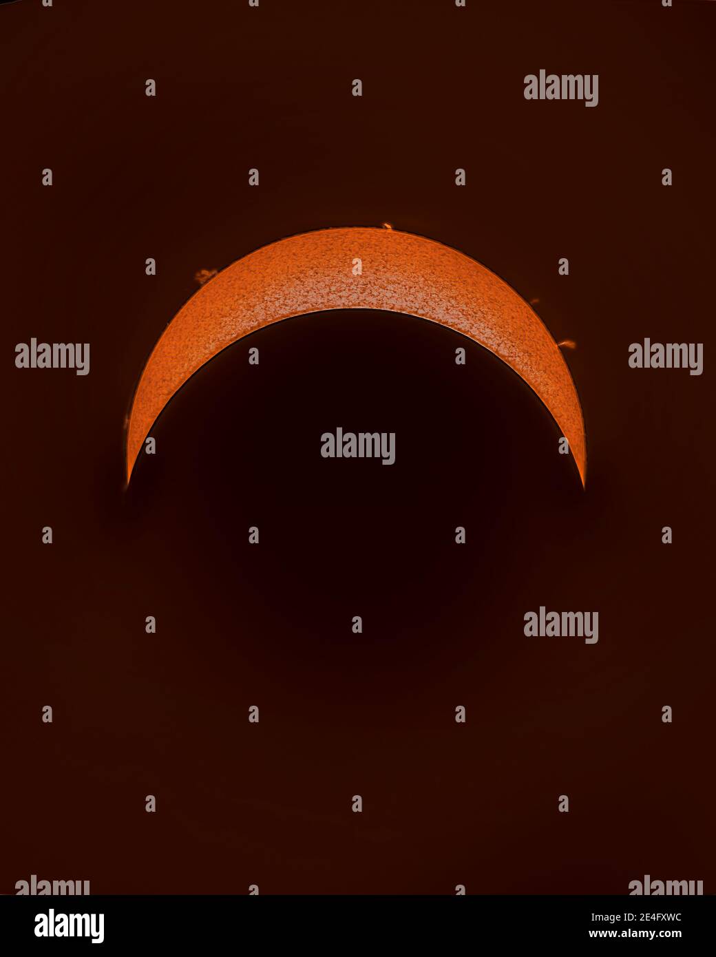 Une vue sur le soleil pendant une éclipse solaire partielle, une vue incroyable de notre étoile brillant en H Alpha lumière. Une vue impressionnante de l'événement astronomique Banque D'Images