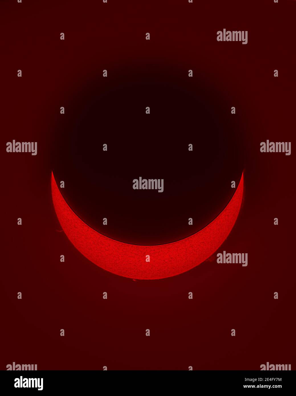 Une vue sur le soleil pendant une éclipse solaire partielle, une vue incroyable de notre étoile brillant en H Alpha lumière. Une vue impressionnante de l'événement astronomique Banque D'Images