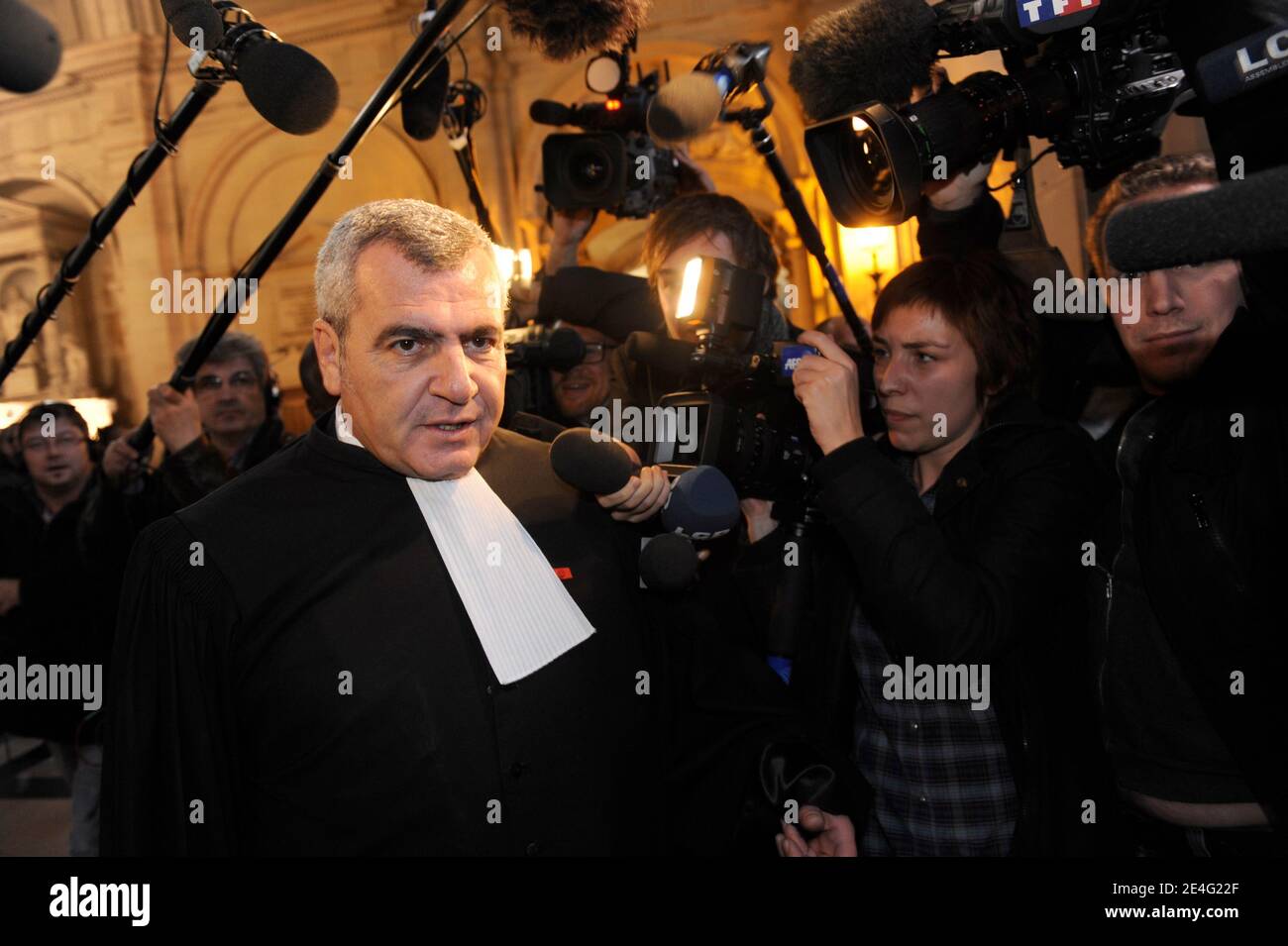 L'avocat du président français Nicolas Sarkozy Thierry Herzog arrive au palais de justice de Paris lors du procès "Clearstream Affair", en France, le 19 octobre 2009. L'ancien Premier ministre français et ministre des Affaires étrangères Dominique de Villepin est suspecté d'avoir orchestré en 2004 une fuite sur une liste de détenteurs de comptes falsifiés à la banque Clearstream, qui comprenait le nom du président français Nicolas Sarkozy. Deux cadres de la société européenne de défense (EADS), l'ancien vice-président Jean-Louis Gergorin et le directeur de recherche Imad Lahoud, sont également confrontés à des accusations, ainsi que le journaliste Denis Robert, qui a brisé l'histoire, et Banque D'Images