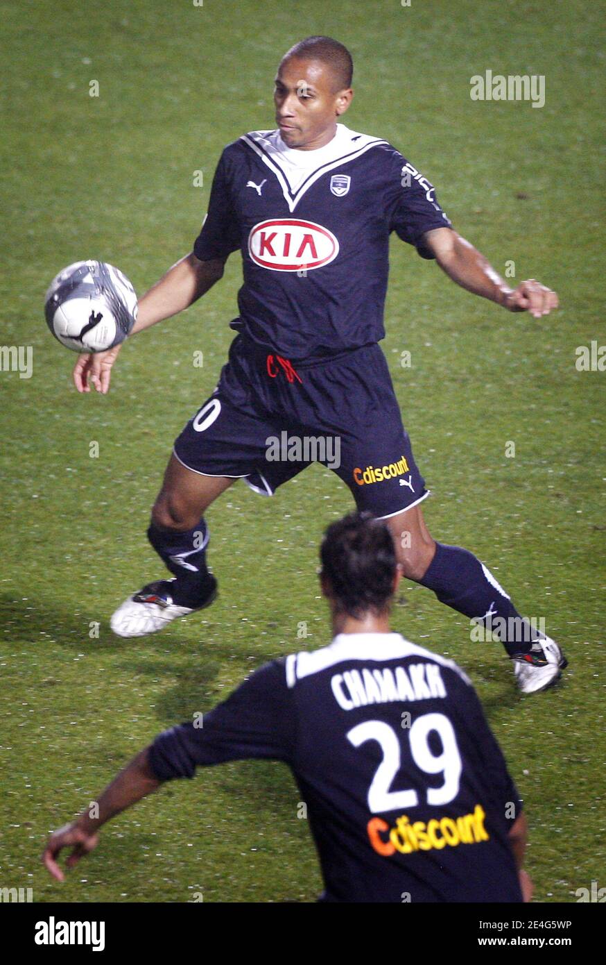 La Jussie de Bordeaux contrôle le ballon lors du match de football de la première Ligue française, Girondins de Bordeaux contre le Mans Union Club 72 au Stade Chaban-Delmas à Bordeaux, France, le 24 octobre 2009. Bordeaux a gagné 3-0. Photo de Patrick Bernard/Cameleon/ABACAPRESS.COM Banque D'Images