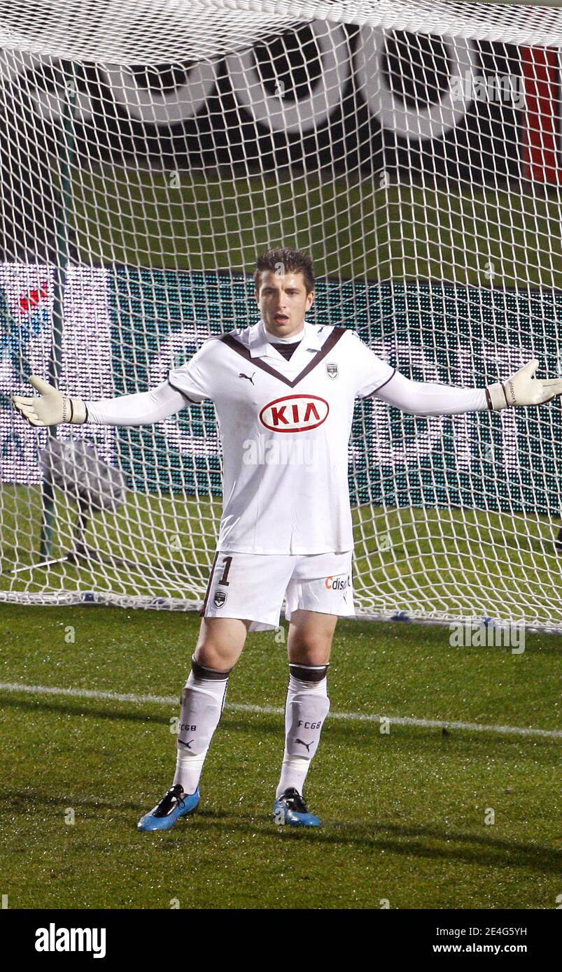 Le gardien de but de Bordeaux Cedric Carrasso lors du match de football de la première Ligue française, Girondins de Bordeaux contre le Mans Union Club 72 au Stade Chaban-Delmas à Bordeaux, France, le 24 octobre 2009. Bordeaux a gagné 3-0. Photo de Patrick Bernard/Cameleon/ABACAPRESS.COM Banque D'Images