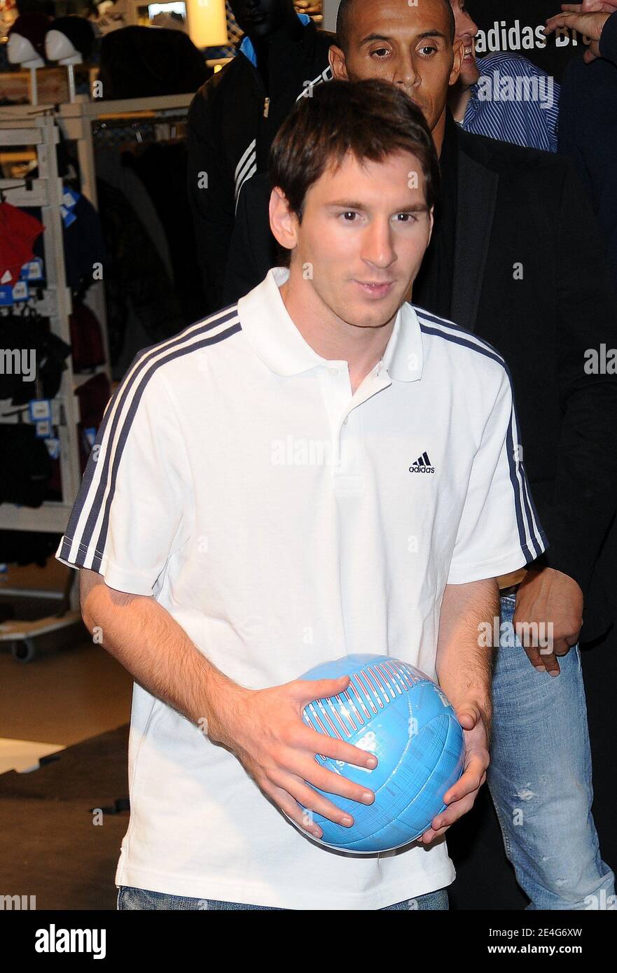 Lionel Messi, joueur de football argentin du FC Barcelone lors d'une  session de dédicace dans un magasin partenaire Adidas sur les  champs-Elysées à Paris, France, le 27 octobre 2009. Lionel Messi est