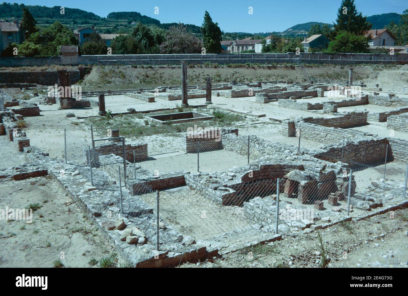 Ruines d'une colonie romaine à Vaison-la-Romaine, commune de la région Provence-Alpes-Côte d'Azur dans le sud-est de la France. Dolphin House. Numérisation d'archivage à partir d'une lame. Juin 1975. Banque D'Images