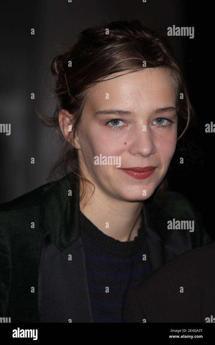 Céline Sallette arrive pour la première de la Grande vie qui s'est tenue à l'UGC Bercy à Paris, France, le 3 novembre 2009. Photo de Denis Guignebourg/ABACAPRESS.COM Banque D'Images