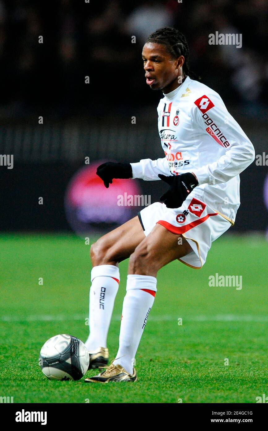 Nice's Loic Remy lors du match de football de la première Ligue française,  Paris Saint-Germain vs Nice au stade du Parc des Princes à Paris, France,  le 7 novembre 2009. Nice a