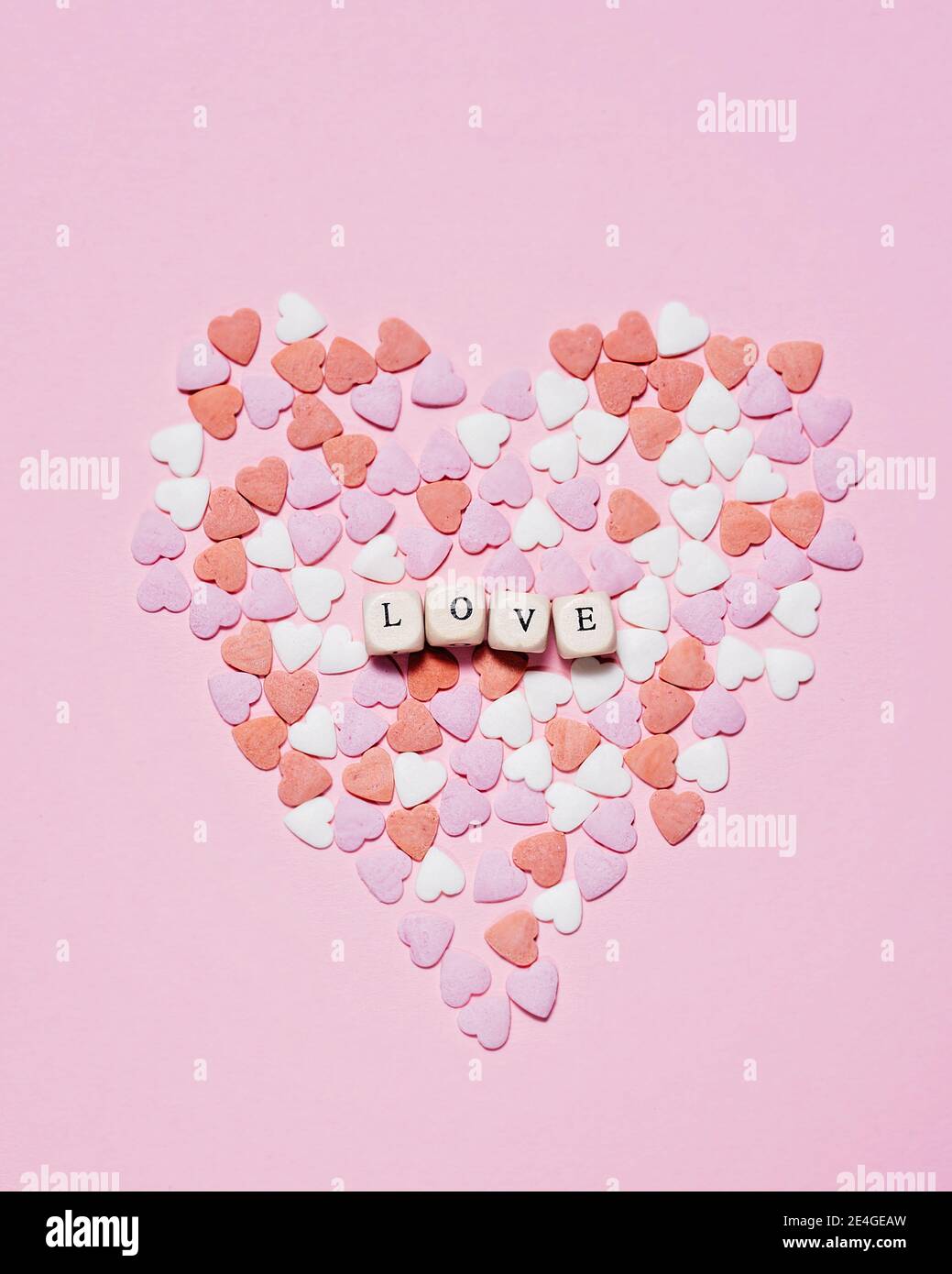 Carte De Vœux Pour La Saint Valentin Texte En Anglais Amour Sur Des Cubes En Bois Sur Fond Rose Et Coeur De Sucre Bonne Saint Valentin Photo Stock Alamy