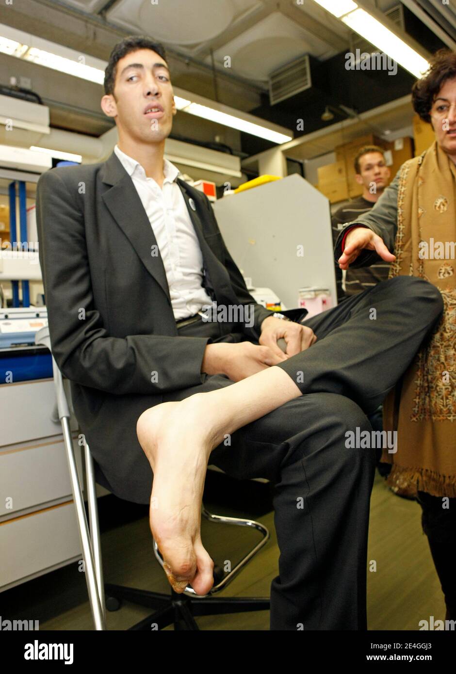 EXCLUSIF. Le 9 novembre 2009, Turk Sultan Kosen, qui détient actuellement  le record du plus grand homme vivant au monde, reconnu par Guinness World  Records, essaie des chaussures sur mesure à l'hôpital