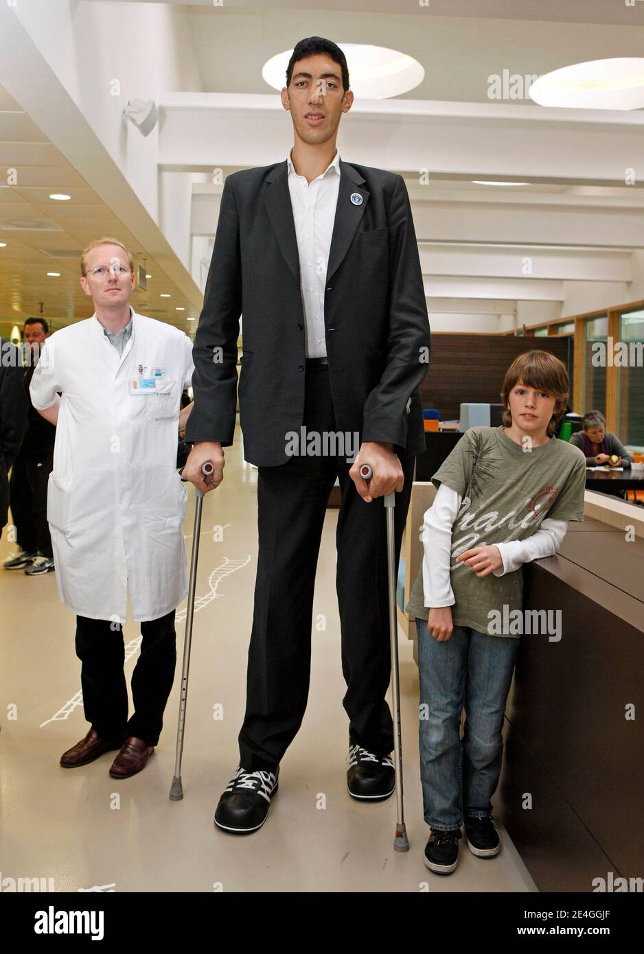 EXCLUSIF. Turk Sultan Kosen, Qui est actuellement détenteur du record du plus grand homme vivant au monde, reconnu par Guinness World Records, pose avec l'endocrinologue néerlandais Wouter de Herder, président de la European Neuroendocrinocal Tumor Society (ENETS) dans le hall d'entrée de l'hôpital Erasmus MC à Rotterdam, aux pays-Bas, le 9 novembre 2009. Sultan est en Hollande dans le cadre d'une tournée mondiale pour promouvoir le Livre Guinness des records 2010. Né le 27 septembre 1982 dans l'est de la Turquie, Sultan mesure 2,46m et a une pointure de chaussure 60. En raison de sa taille extrême, il n'a jamais travaillé. Photo d'Alain Gil Gonzales/ABAC Banque D'Images