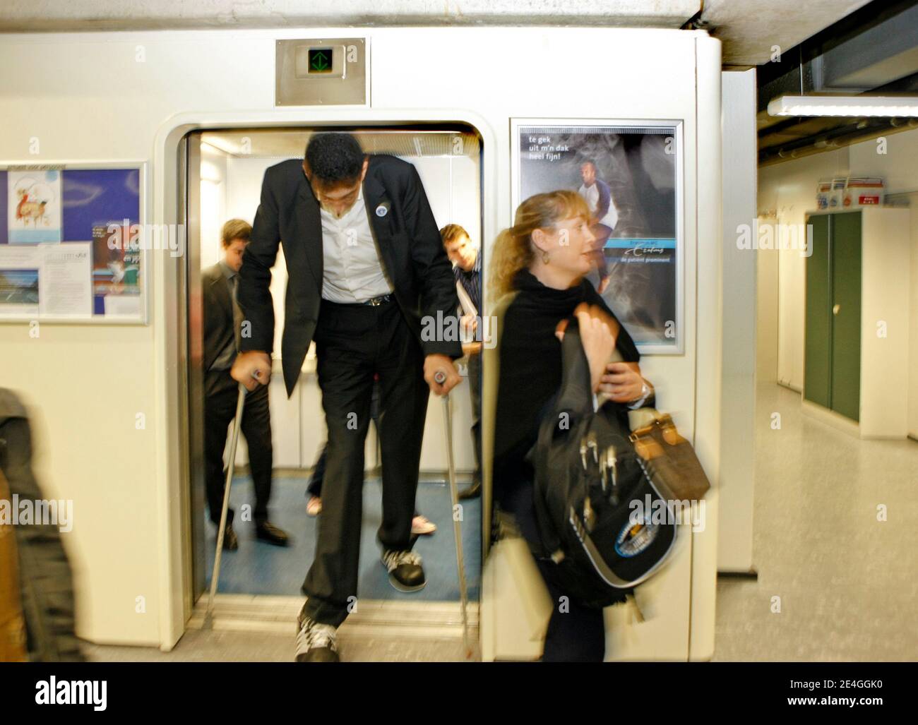 EXCLUSIF. Le 9 novembre 2009, Turk Sultan Kosen, qui détient actuellement le record du plus grand homme vivant au monde, reconnu par Guinness World Records, quitte un ascenseur à l'hôpital Erasmus MC de Rotterdam, aux pays-Bas. Sultan est en Hollande dans le cadre d'une tournée mondiale pour promouvoir le Livre Guinness des records 2010. Né le 27 septembre 1982 dans l'est de la Turquie, Sultan mesure 2,46m et a une pointure de chaussure 60. En raison de sa taille extrême, il n'a jamais travaillé. Photo d'Alain Gil Gonzales/ABACAPRESS.COM Banque D'Images