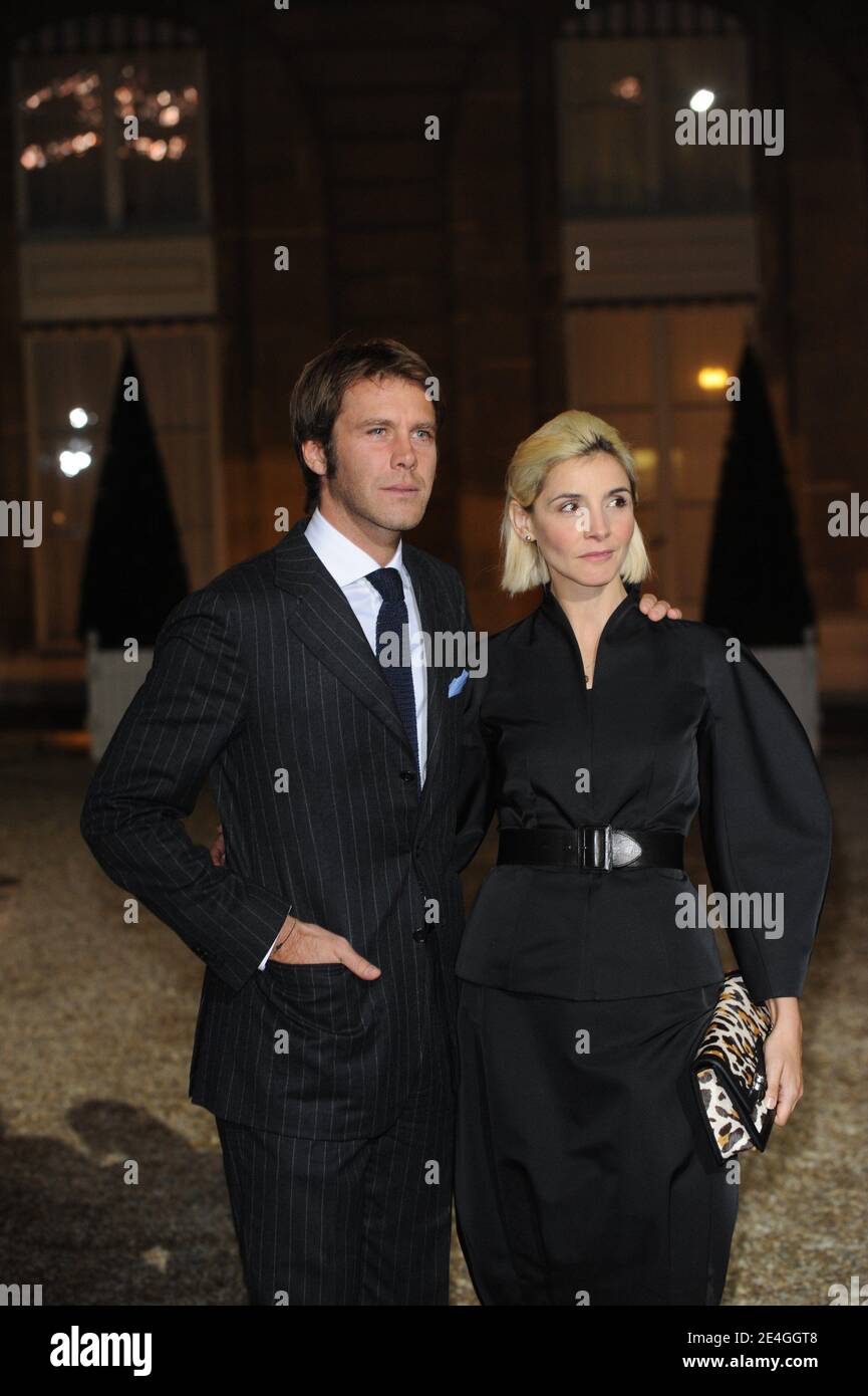 Clotilde Courau et son mari SAS Emmanuel Philibert de Savoie quittent le palais de l'Elysée après la cérémonie du Commandeur de la Légion d'Honneur de Clint Eastwood à Paris, en France, le 13 novembre 2009. Clint Eastwood reçoit le plus grand prix de France. Photo de Mousse/ABACAPRESS.COM Banque D'Images