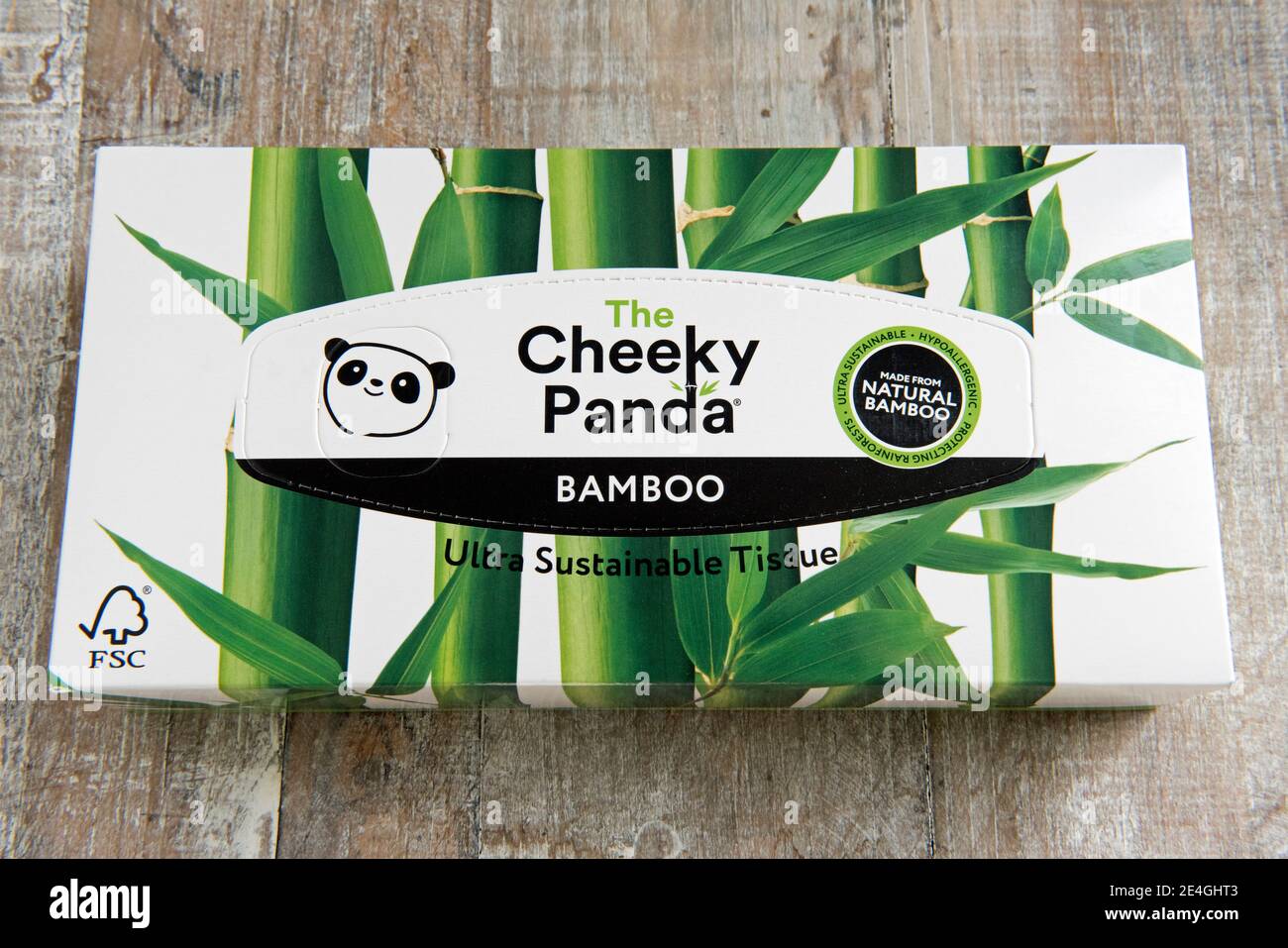 Boîte de papier de soie ou de tissus Cheeky Panda en bambou naturel ultra durable sur fond de bois incliné. Aucun gaspillage Banque D'Images