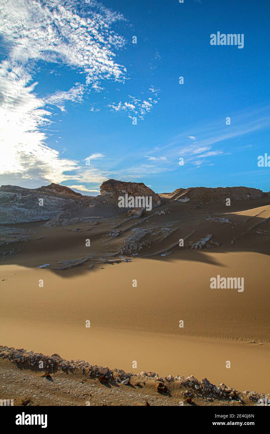 Soleil en fin d'après-midi jetant des ombres dans le désert blanc de Libye, Farafra, Egypte Banque D'Images