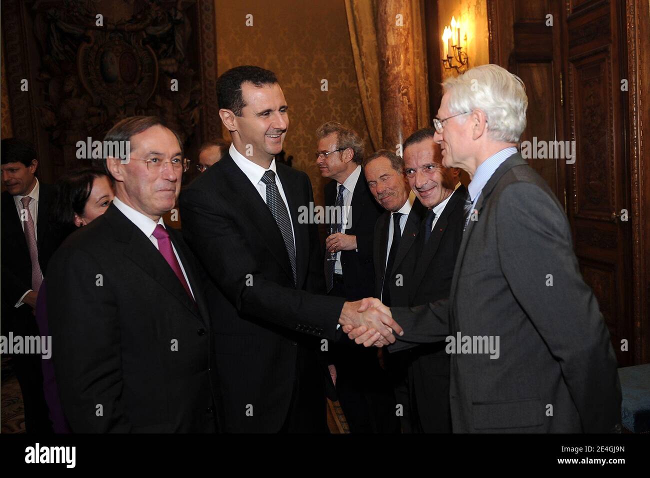 Le président syrien Bashar Al Assad (C) salue les Aeroports de Paris le PDG Pierre Graff (R) en tant que Secrétaire général de la présidence française Claude Guant (L) regarde lors d'un dîner organisé par la présidence française pour le président syrien pour rencontrer les dirigeants économiques français, à Paris, en France, le 13 novembre 2009, À la fin de sa visite en France. Photo par Ammar Abd Rabbo/ABACAPRESS.COM Banque D'Images