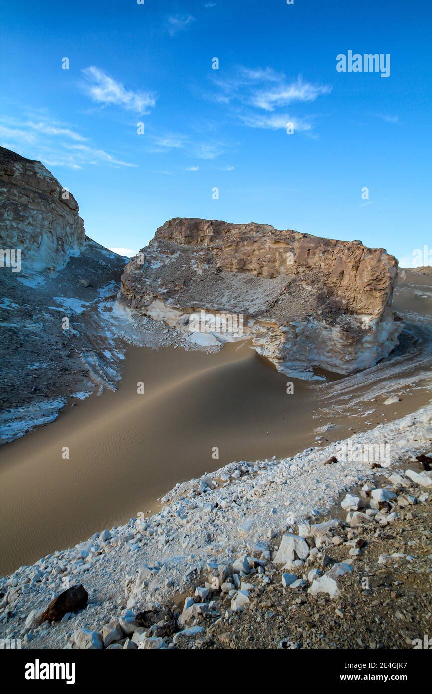 Soleil en fin d'après-midi jetant des ombres dans le désert blanc de Libye, Farafra, Egypte Banque D'Images