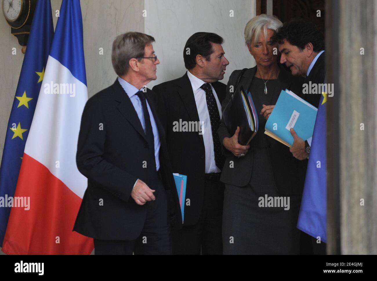 Bernard Kouchner, ministre français des Affaires étrangères et européennes, Christian Estrosi, ministre français de l'Economie, des Finances et de l'emploi, Christine Lagarde et Pierre Lellouche, ministre français des Affaires européennes et étrangères quittent l'hebdomadaire conseil des ministres qui s'est tenu à l'Elysée à Paris, en France, Le 16 novembre 2009. Photo de Mousse/ABACAPRESS.COM Banque D'Images
