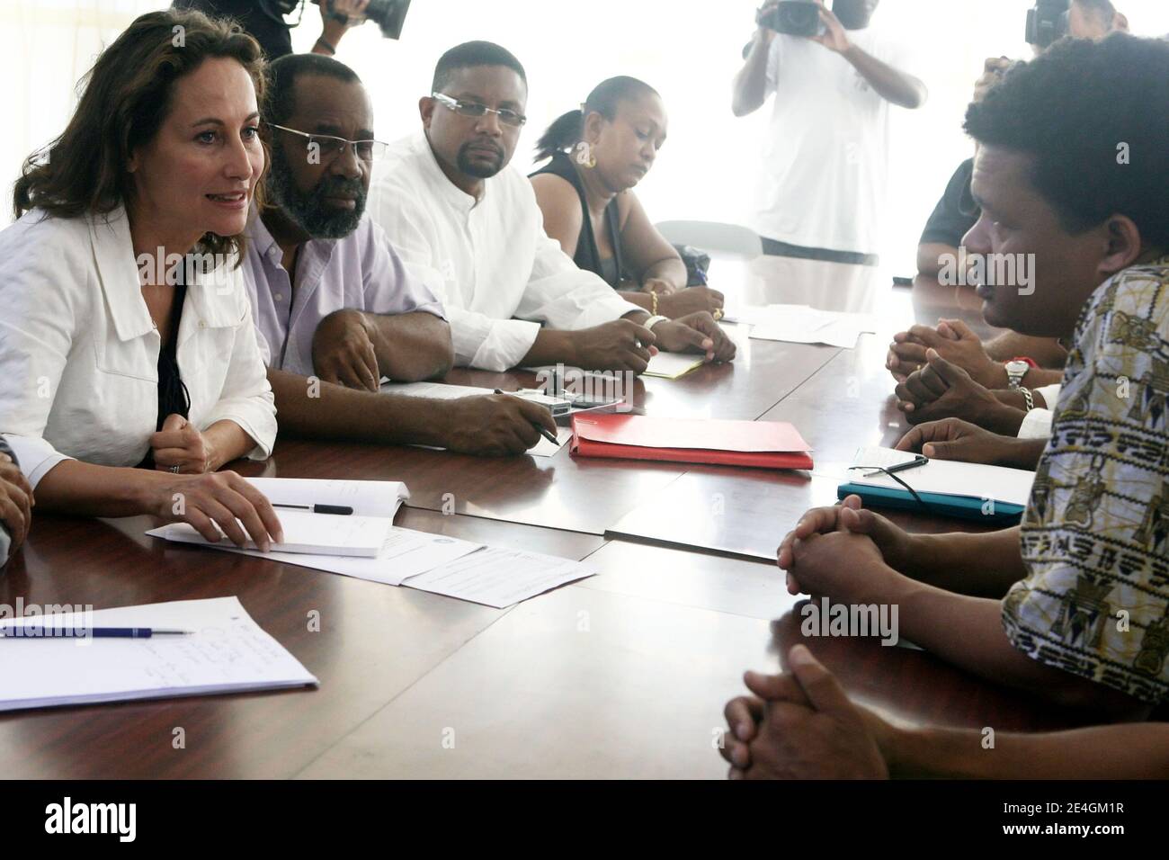 Ségolène Royal flanquée du maire de Pointe-a-Pitre, Jacques Bangou rencontre le dirigeant du collectif contre l'exploitation (LKP), Elie Domota, au Palais de la Mutualite, à Pointe-a-Pitre, Guadeloupe, France, le 22 février 2009. Photo de Stephane Lemouton/ABACAPRESS.COM Banque D'Images