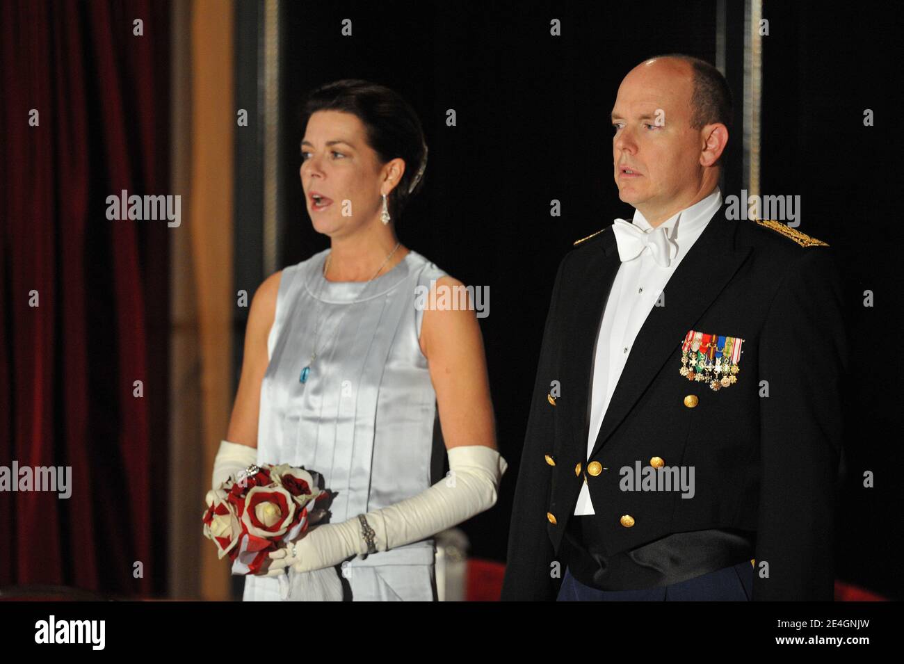 Le Prince Albert II de Monaco et la Princesse Caroline de Hanovre arrivent à Monaco le 19 novembre 2009 pour le Gala de l'Opéra Turandot dans le cadre des célébrations de la Journée nationale de Monaco. Photo de Nebinger-Orban/ABACAPRESS.COM Banque D'Images