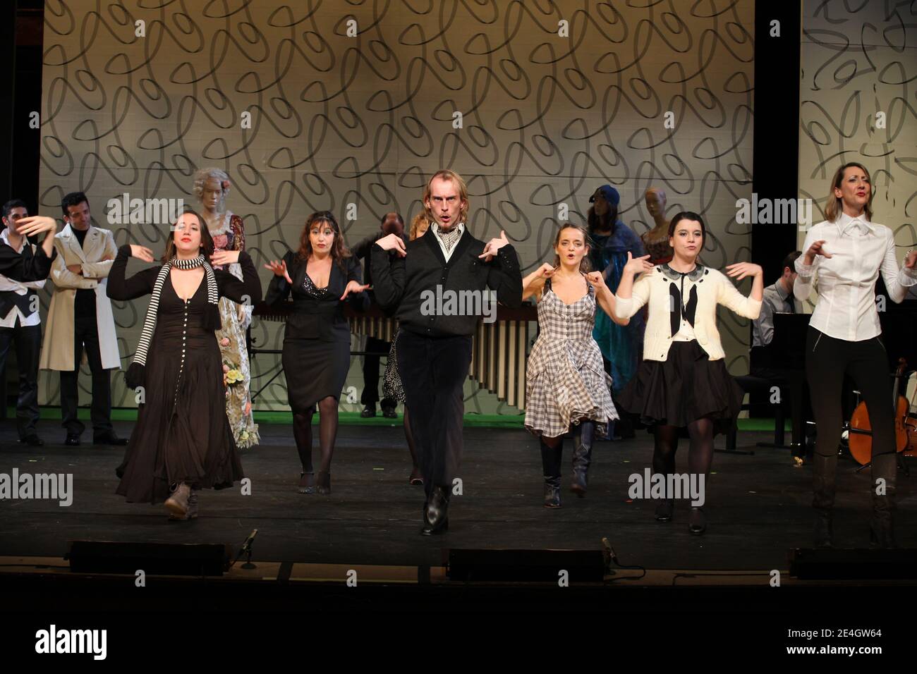 Présentation de la nouvelle adaptation de la vie parisienne par Jacques Offenbach réalisée par Alain Sachs au théâtre Antoine à Paris, France, le 25 novembre 2009. Avec David Alexis, Adrien Biry, Emmanuelle Bougerol, Stephane Corbin, Thomas Dalle, Noemie Delevennat, Herve Devolder, Isabelle Fleur, Marie-Charlotte Leclaire, Marion lepine et Clément Tullamare. Photo de Denis Guignebourg/ABACAPRESS.COM Banque D'Images