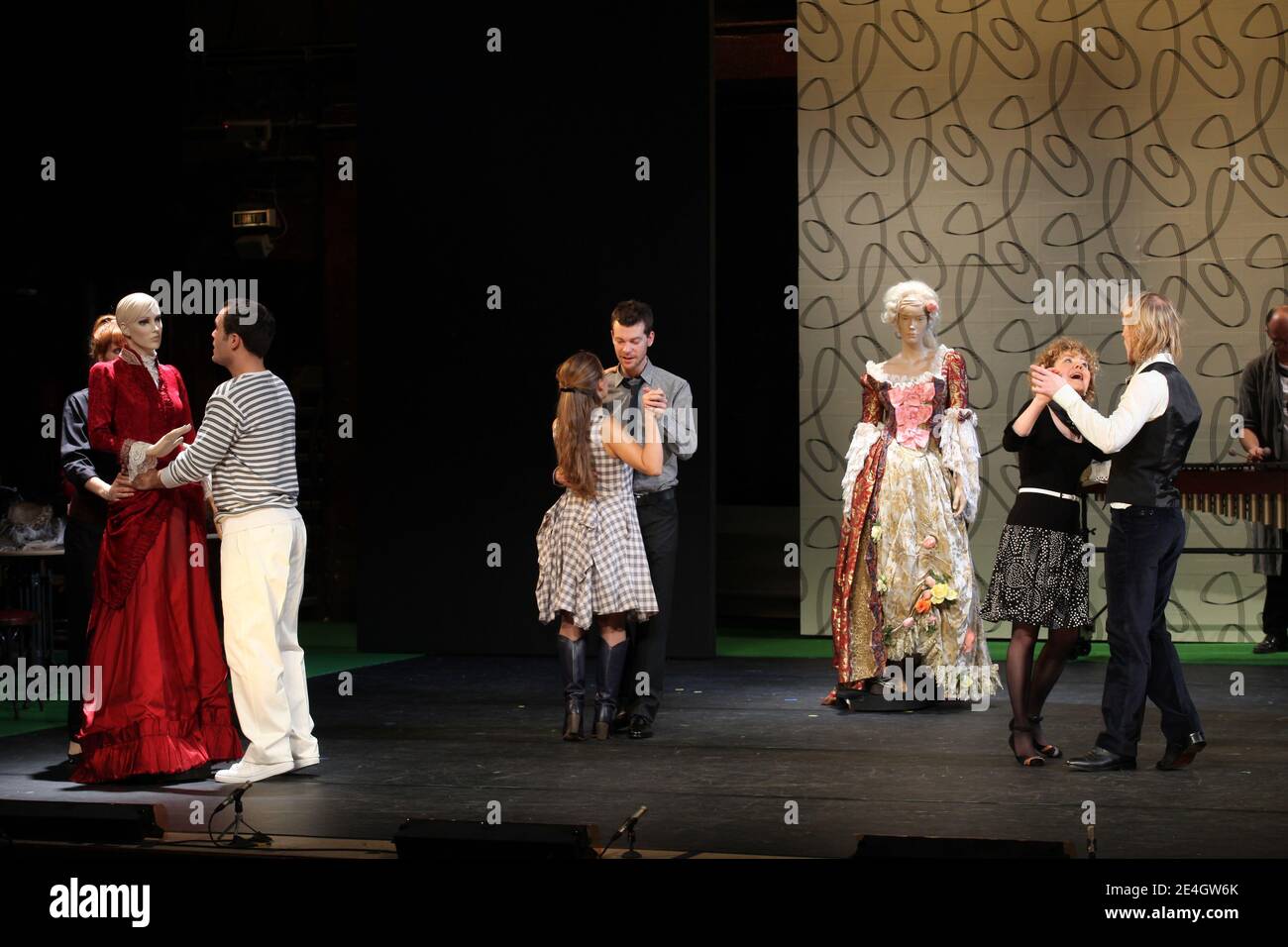 Présentation de la nouvelle adaptation de la vie parisienne par Jacques Offenbach réalisée par Alain Sachs au théâtre Antoine à Paris, France, le 25 novembre 2009. Avec David Alexis, Adrien Biry, Emmanuelle Bougerol, Stephane Corbin, Thomas Dalle, Noemie Delevennat, Herve Devolder, Isabelle Fleur, Marie-Charlotte Leclaire, Marion lepine et Clément Tullamare. Photo de Denis Guignebourg/ABACAPRESS.COM Banque D'Images