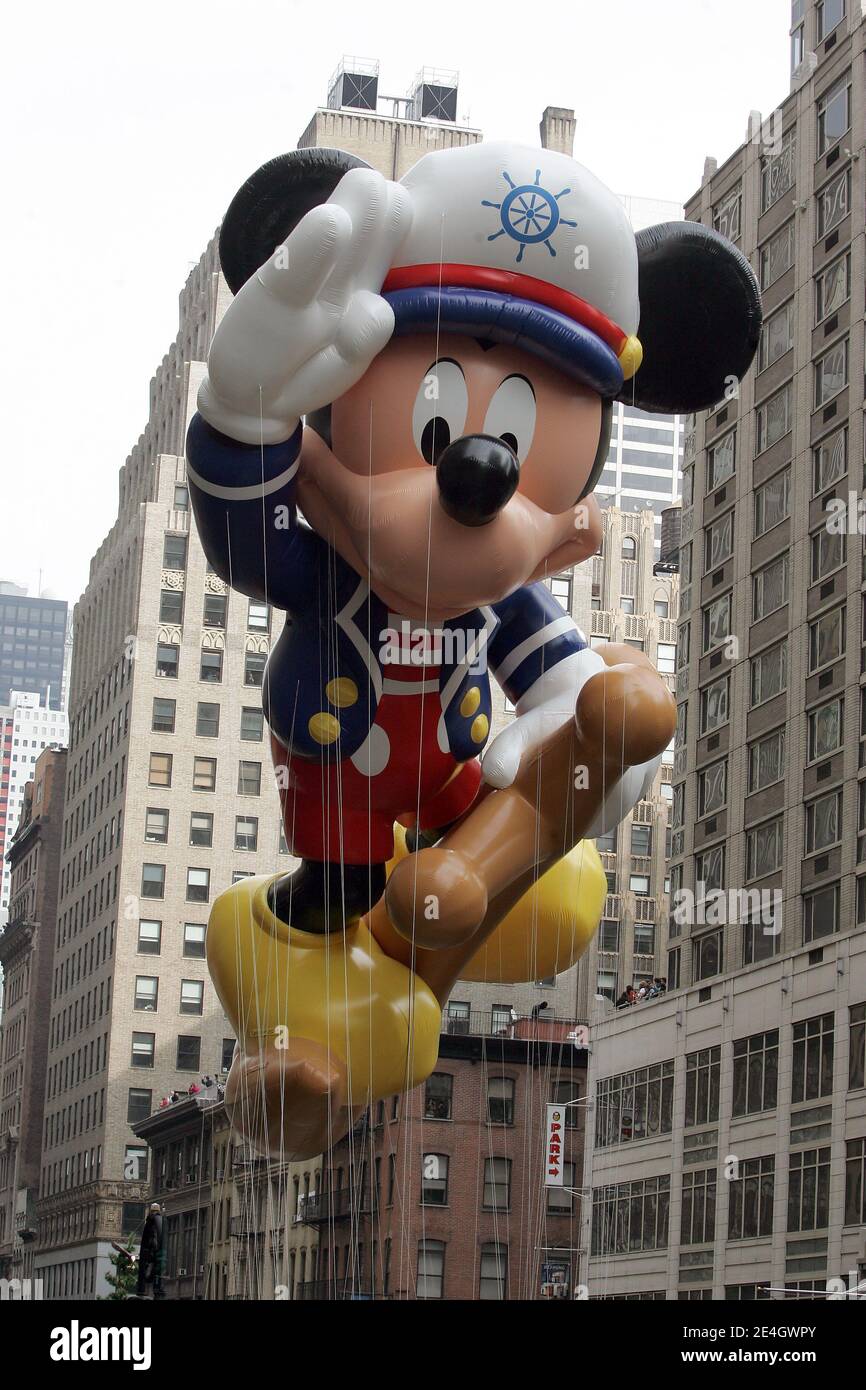 Le voilier Mickey survole la foule lors du 83e défilé annuel de la fête de Thanksgiving de Macy dans les rues de Manhattan le 26 novembre 2009 à New York. Photo de Charles Guerin/ABACAPRESS.COM Banque D'Images