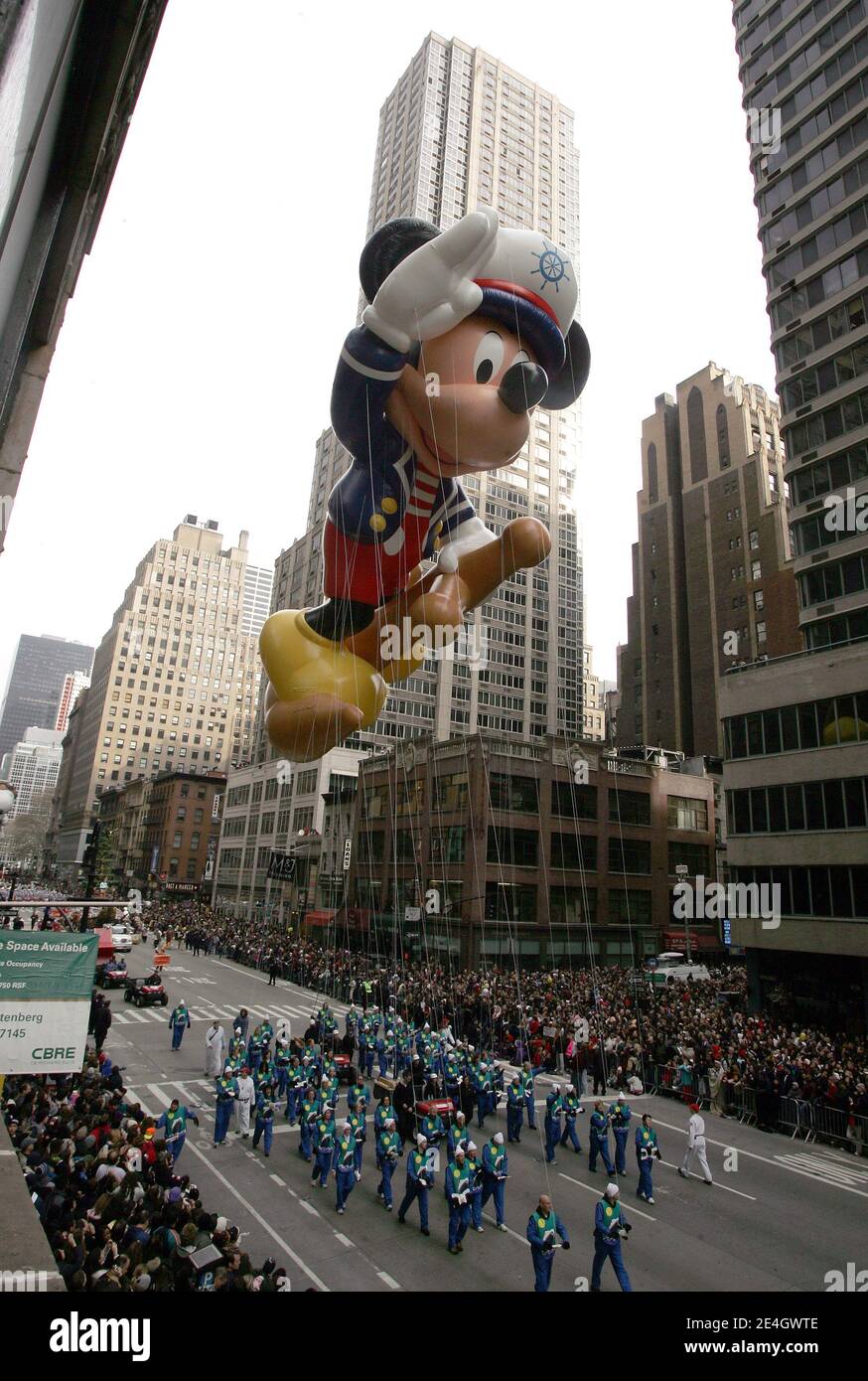 Le voilier Mickey survole la foule lors du 83e défilé annuel de la fête de Thanksgiving de Macy dans les rues de Manhattan le 26 novembre 2009 à New York. Photo de Charles Guerin/ABACAPRESS.COM Banque D'Images