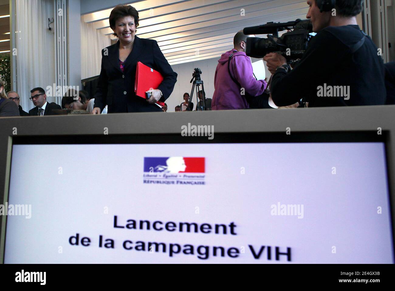 La ministre française de la Santé, Roselyne Bachelot, tient une conférence de presse sur la lutte contre le VIH/SIDA et les infections sexuellement transmissibles à Paris, le 27 novembre 2009. Photo de Stephane Lemouton/ABACAPRESS.COM Banque D'Images