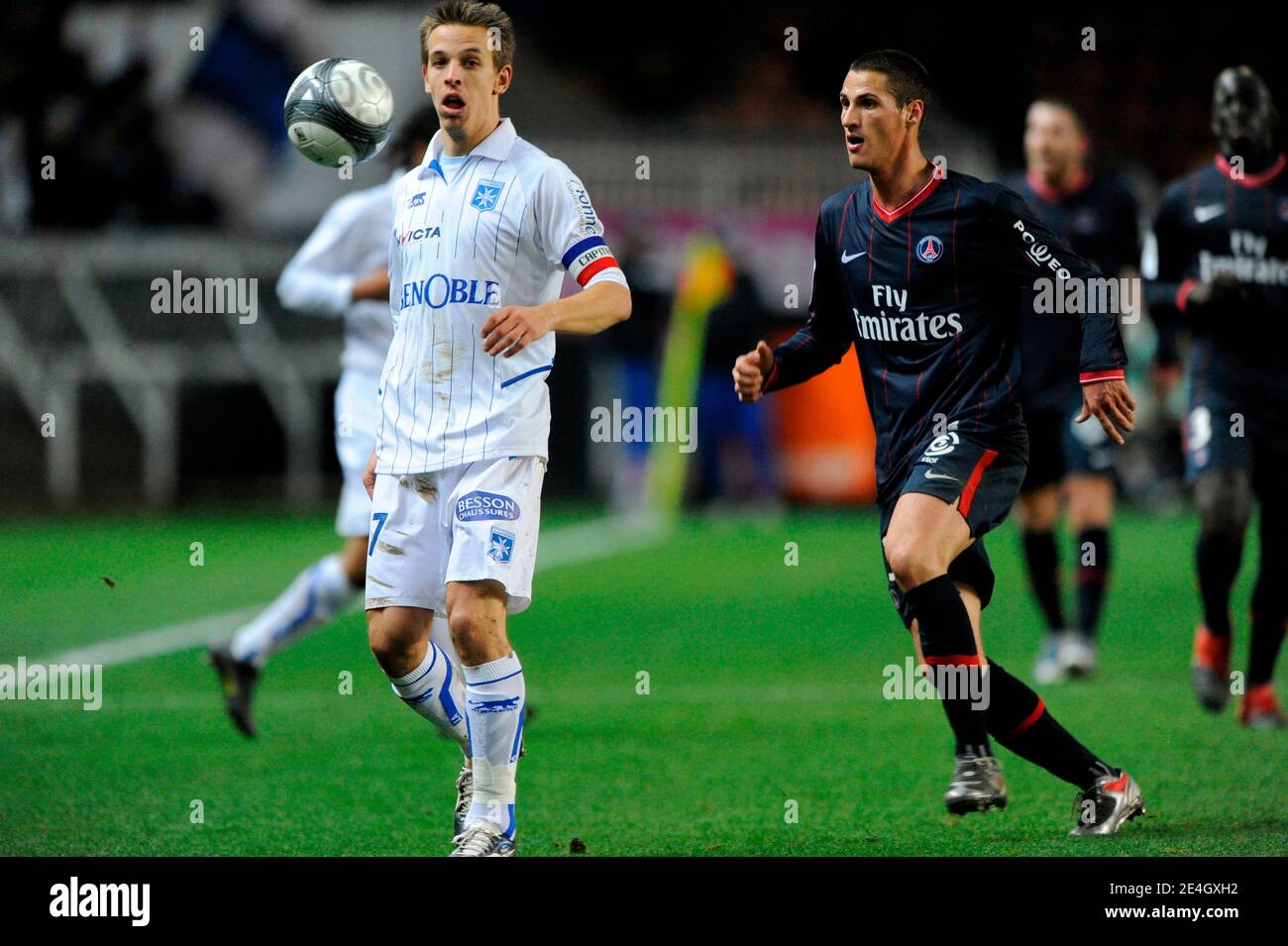 Jeremy Clement du PSG combat Benoit Pedretti d'Auxerre lors du match de football de la Ligue française 1, Paris-Saint-Germain contre Auxerre, à Paris, en France, le 28 novembre 2009. PSG a gagné 1-0. Photo de Henri Szwarc/ABACAPRESS.COM Banque D'Images