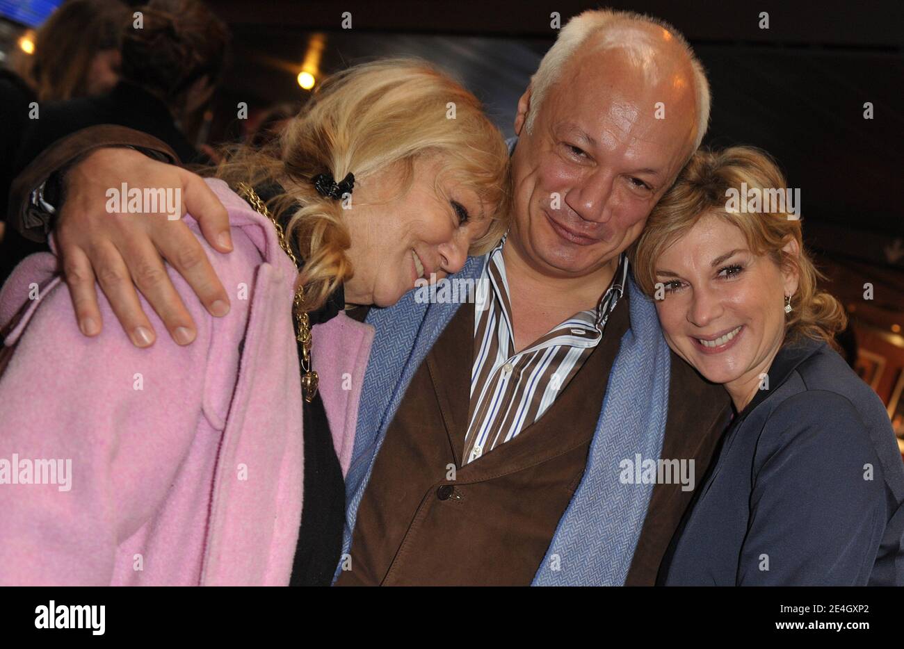 Eric-Emmanuel Schmitt (C) et les acteurs Michele Laroque (R) et MylÀne