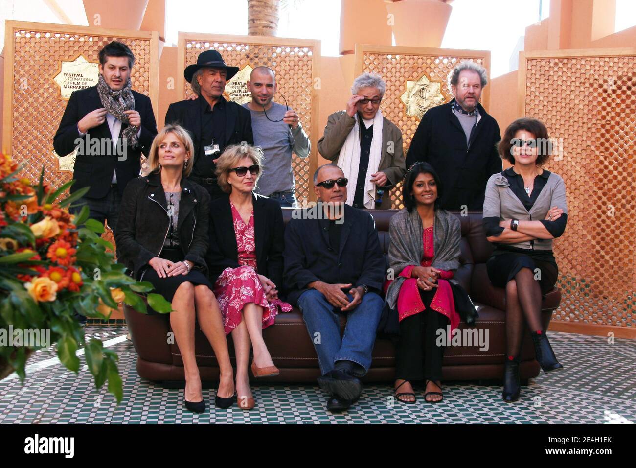Du bas L: Membres du jury, l'actrice italienne Isabella Ferrari, l'actrice espagnole Marisa Paredes, le réalisateur iranien et président du jury Abbas Kiarostami, l'actrice indienne et réalisatrice Nandita Das, l'actrice française Fanny Ardant, du haut L: Le réalisateur français Christophe Honoré, le danseur et chorégraphe marocain Lahcen Zinoun, le producteur argentin Pablo Trapero, le réalisateur palestinien Elia Suleiman et le réalisateur britannique Mike Figgis posent lors d'un phocall à la 9e édition du Festival International du film de Marrakech au Maroc, le 5 décembre 2009. Photo de Denis Guignebourg/ABACAP Banque D'Images