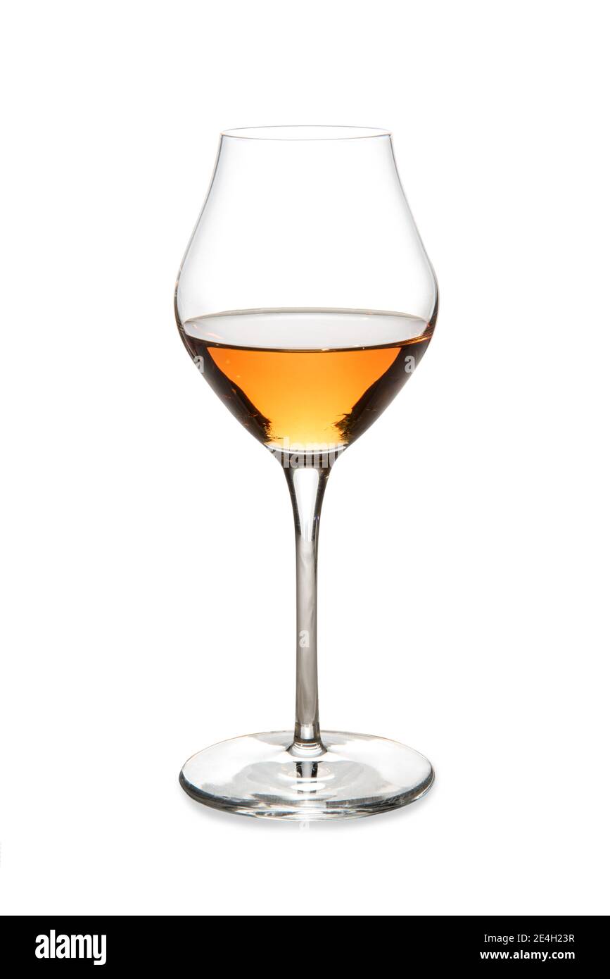Vin doux d'ambre ou vin italien passito en verre isolé sur fond blanc dans la silhouette Banque D'Images