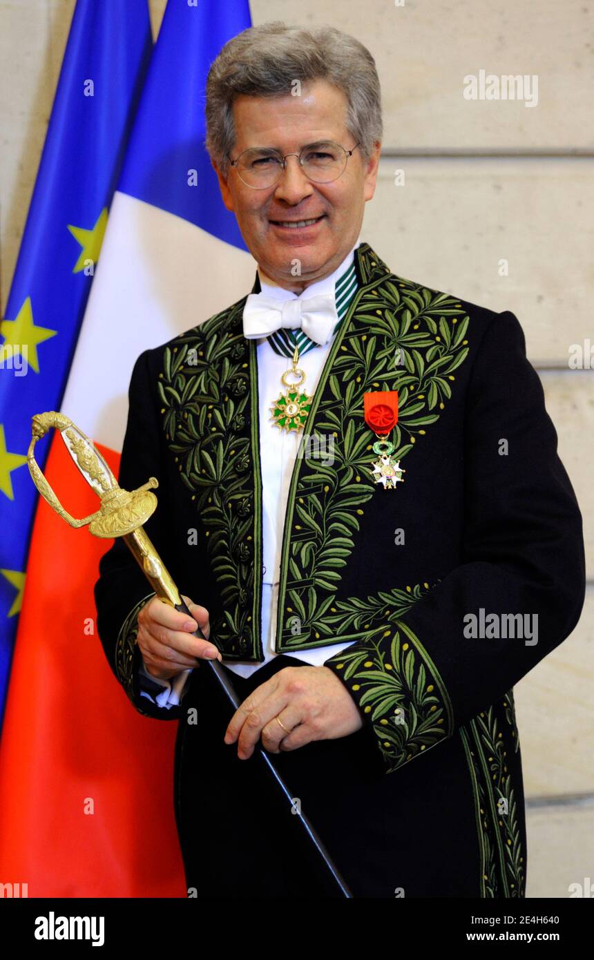 Le conseiller diplomatique du président français Nicolas Sarkozy, Jean-David  Levitte, tient son épée académicienne lors d'une cérémonie à l'Elysée, à  Paris, le 9 décembre 2009. Jean-David Levitte a été précédemment élu à