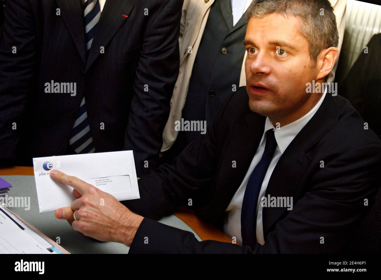 Laurent Wauquiez, secret dÍEtat charge de lÍEmploi, visite lÍagence Pole emploi (ex-ANPE) de Wattrelos dans le cadre du financement du deuxième 'Tour de France Pole emploi', Wattrelos, Nord de la France, le 10 dÀcembre 2009. Photo Mikael Libert/ABACAPRESS.COM Banque D'Images