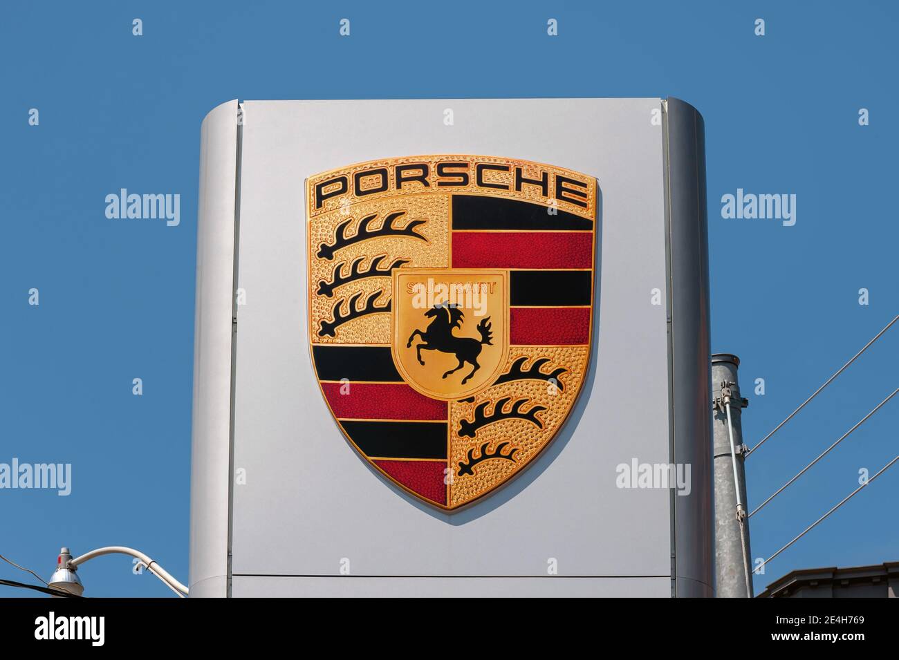 Toronto, Canada - 9 juillet 2011 : panneau pour le concessionnaire Porsche sur la rue Parliament. Le constructeur automobile allemand est spécialisé dans les hautes performances Banque D'Images