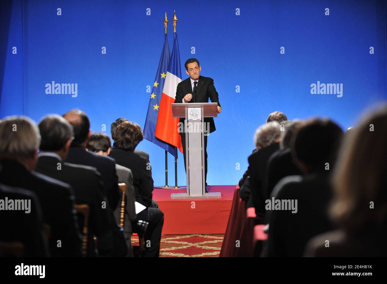 Le président français Nicolas Sarkozy fait des gestes lors d’une conférence de presse à l’Elysée Palace de Paris, France, le 14 décembre 2009, pour dévoiler les détails d’un prêt national de 35 milliards d’euros destiné à financer une frénésie de dépenses publiques visant à stimuler la croissance économique en France. Photo Thierry Orban/ABACAPRESS.COM Banque D'Images