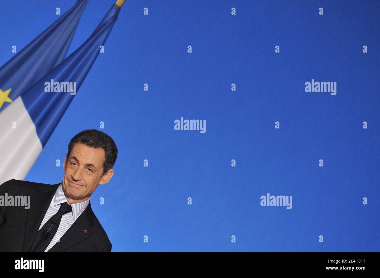 Le président français Nicolas Sarkozy fait des gestes lors d’une conférence de presse à l’Elysée Palace de Paris, France, le 14 décembre 2009, pour dévoiler les détails d’un prêt national de 35 milliards d’euros destiné à financer une frénésie de dépenses publiques visant à stimuler la croissance économique en France. Photo Thierry Orban/ABACAPRESS.COM Banque D'Images