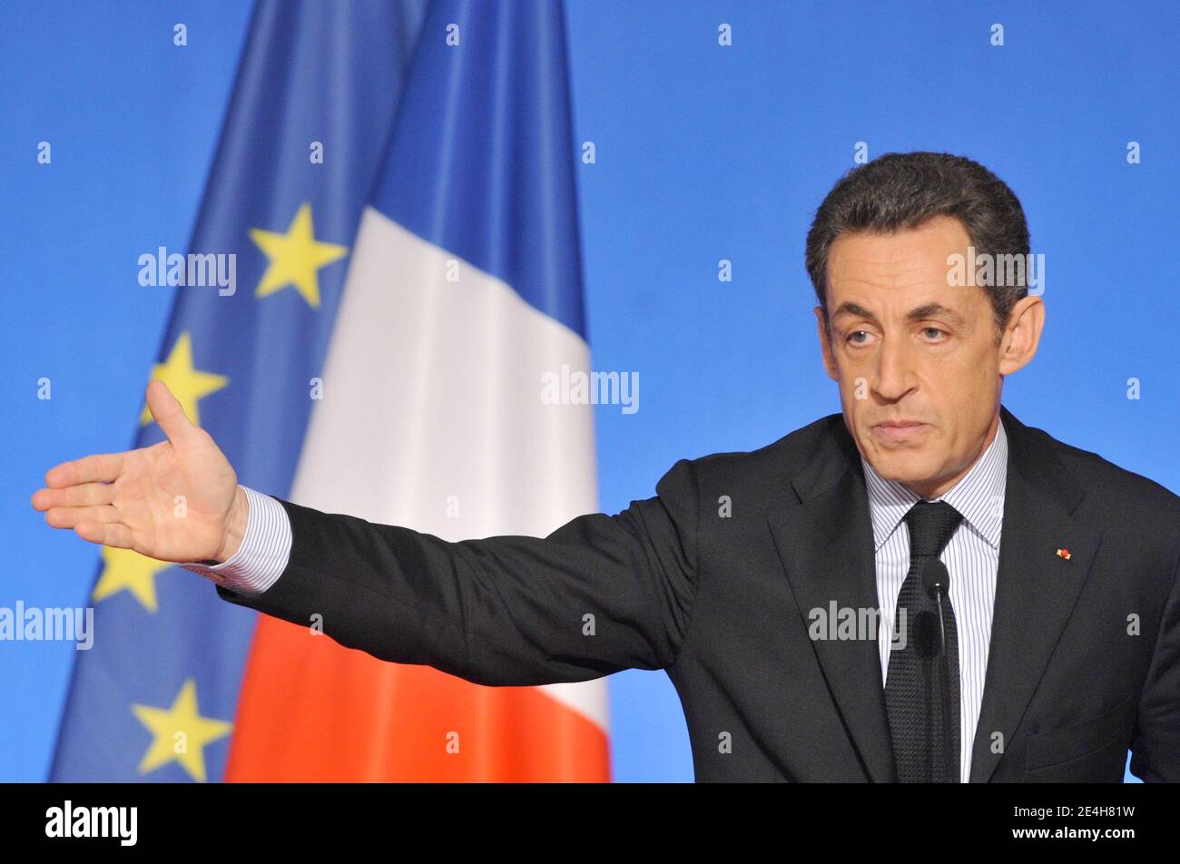 Le président français Nicolas Sarkozy fait des gestes lors d’une conférence de presse à l’Elysée Palace de Paris, France, le 14 décembre 2009, pour dévoiler les détails d’un prêt national de 35 milliards d’euros destiné à financer une frénésie de dépenses publiques visant à stimuler la croissance économique en France. Photo Thierry Orban/ABACAPRESS.COM Banque D'Images