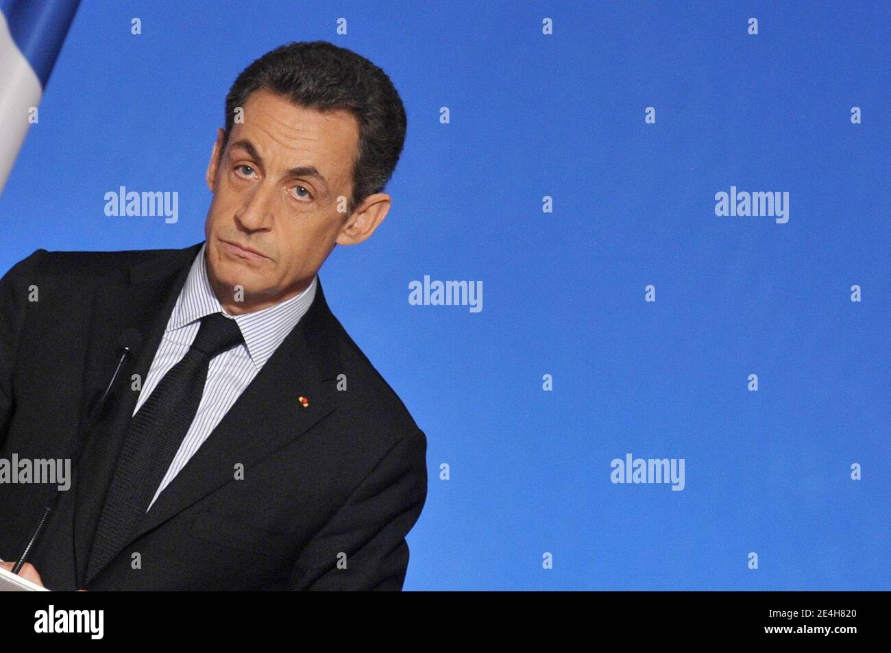 Le président français Nicolas Sarkozy fait des gestes lors d’une conférence de presse à l’Elysée Palace de Paris, France, le 14 décembre 2009, pour dévoiler les détails d’un prêt national de 35 milliards d’euros destiné à financer une frénésie de dépenses publiques visant à stimuler la croissance économique en France. Photo Thierry Orban/ABACAPRESS.COM Banque D'Images