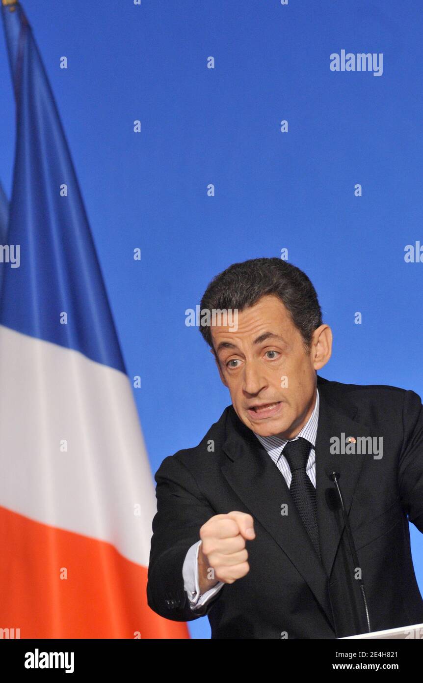 Le président français Nicolas Sarkozy fait des gestes lors d’une conférence de presse à l’Elysée Palace de Paris, France, le 14 décembre 2009, pour dévoiler les détails d’un prêt national de 35 milliards d’euros destiné à financer une frénésie de dépenses publiques visant à stimuler la croissance économique en France. Photo Thierry Orban/ABACAPRESS.COM Banque D'Images